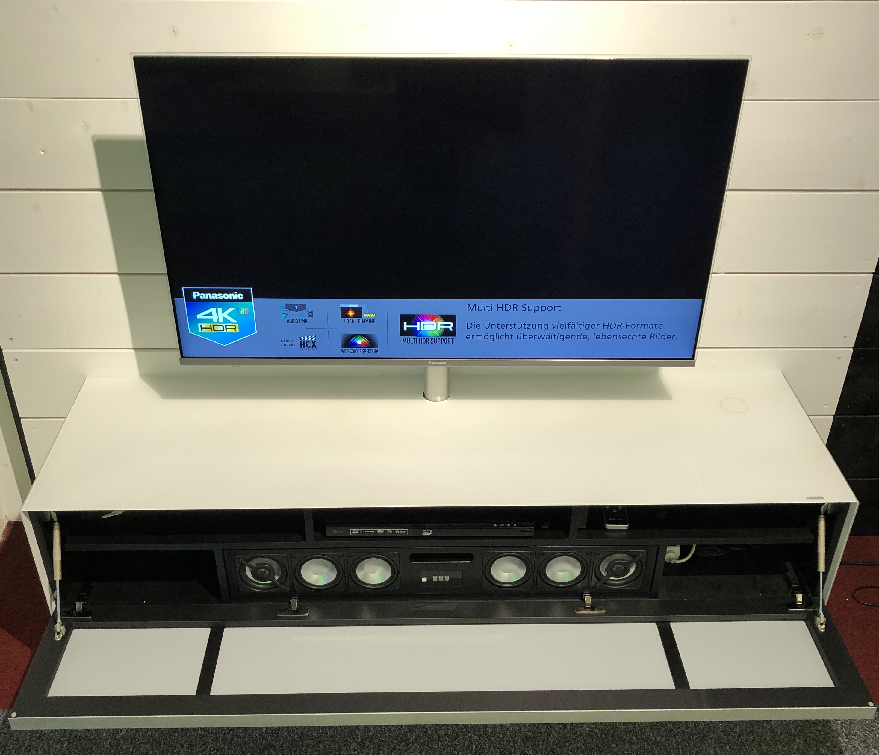 TV Möbel mit aktivem Soundsystem