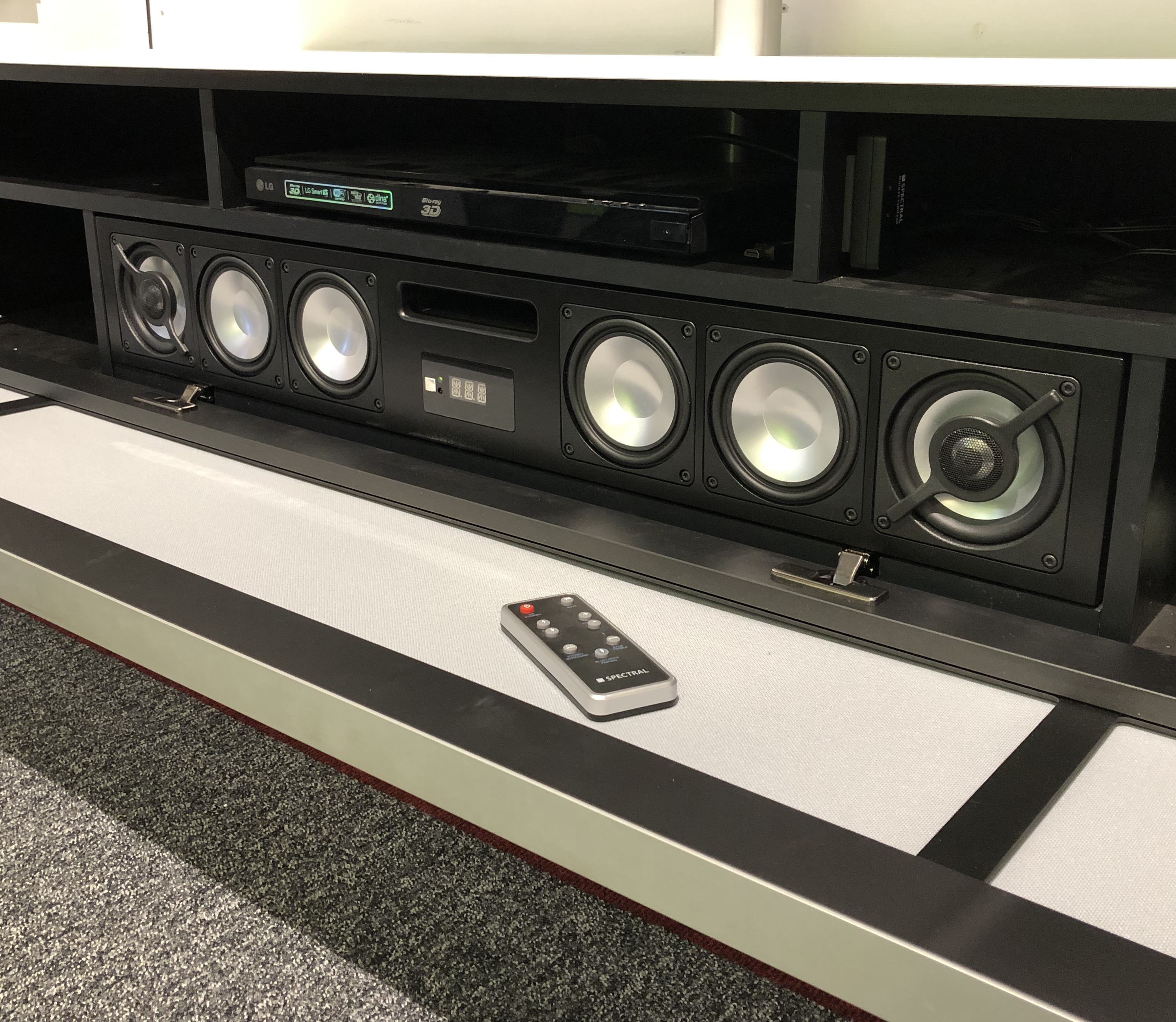 TV Möbel mit aktivem Soundsystem