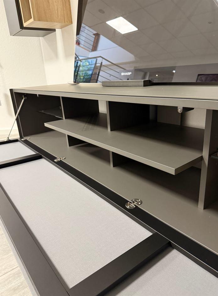 JSA2044-GN-SAT inkl. Hängeschrank offen und geschlossen