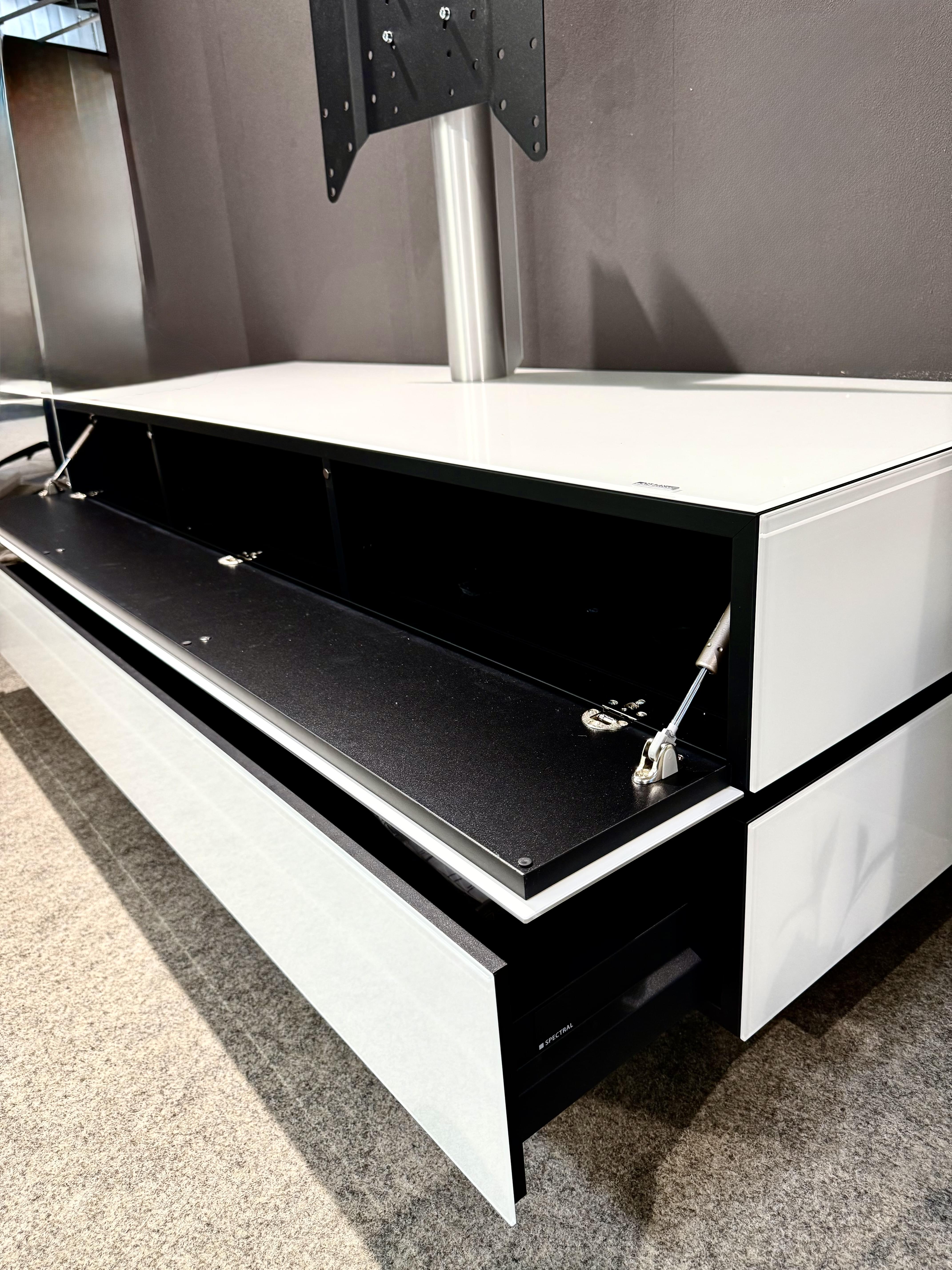 BR1502-SNG inkl. drehbarer TV-Halterung