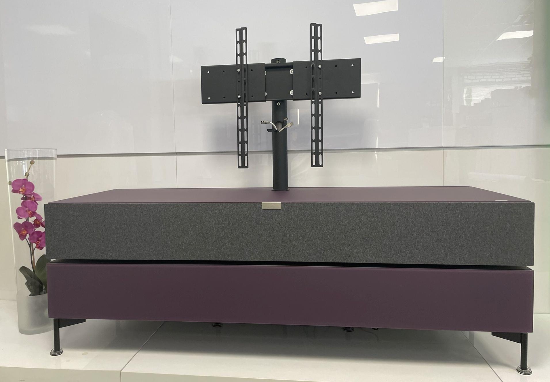 Spectral Brick in Berry mit TV Halterung und Edge Füße in schwarz