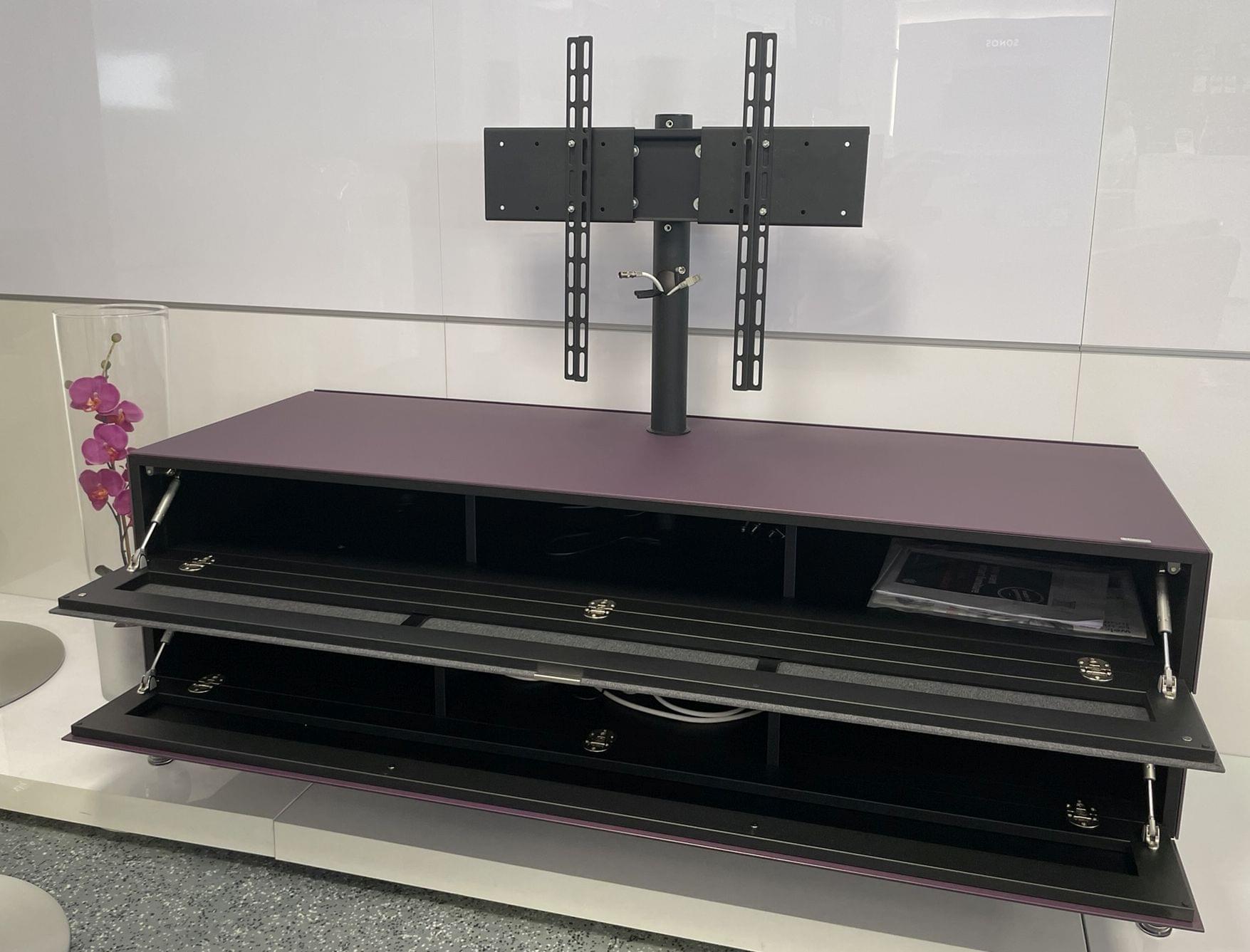 Spectral Brick in Berry mit TV Halterung und Edge Füße in schwarz