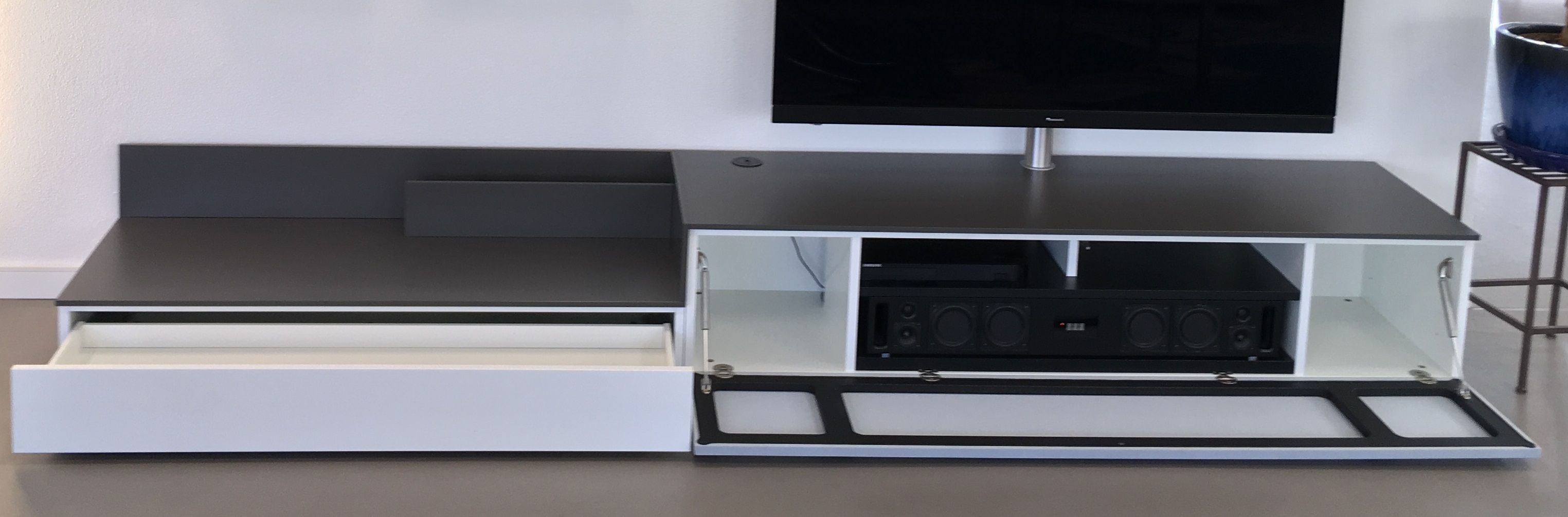 Meuble multimédia avec barre son