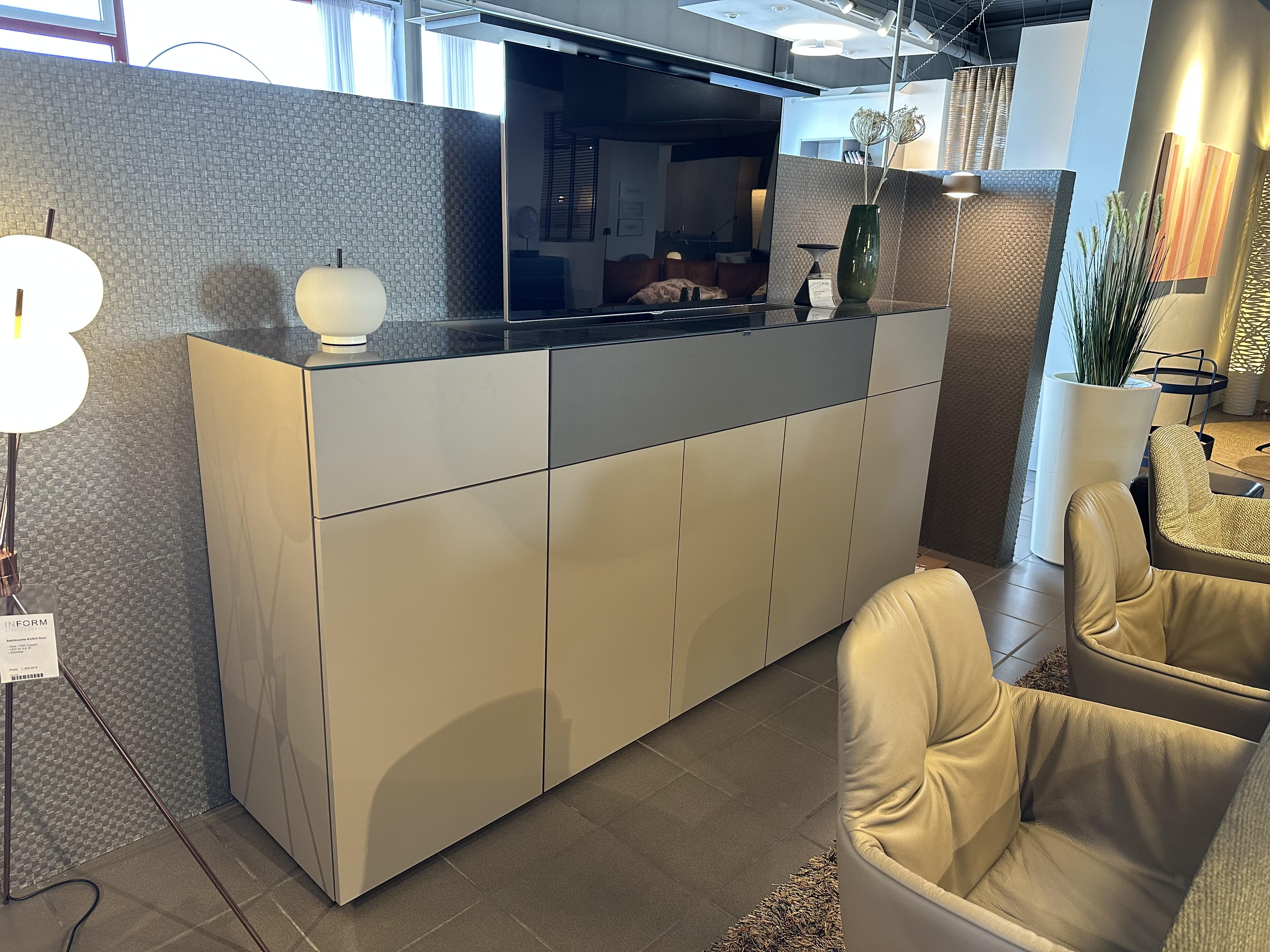 Sideboard mit motorischem TV-Lift