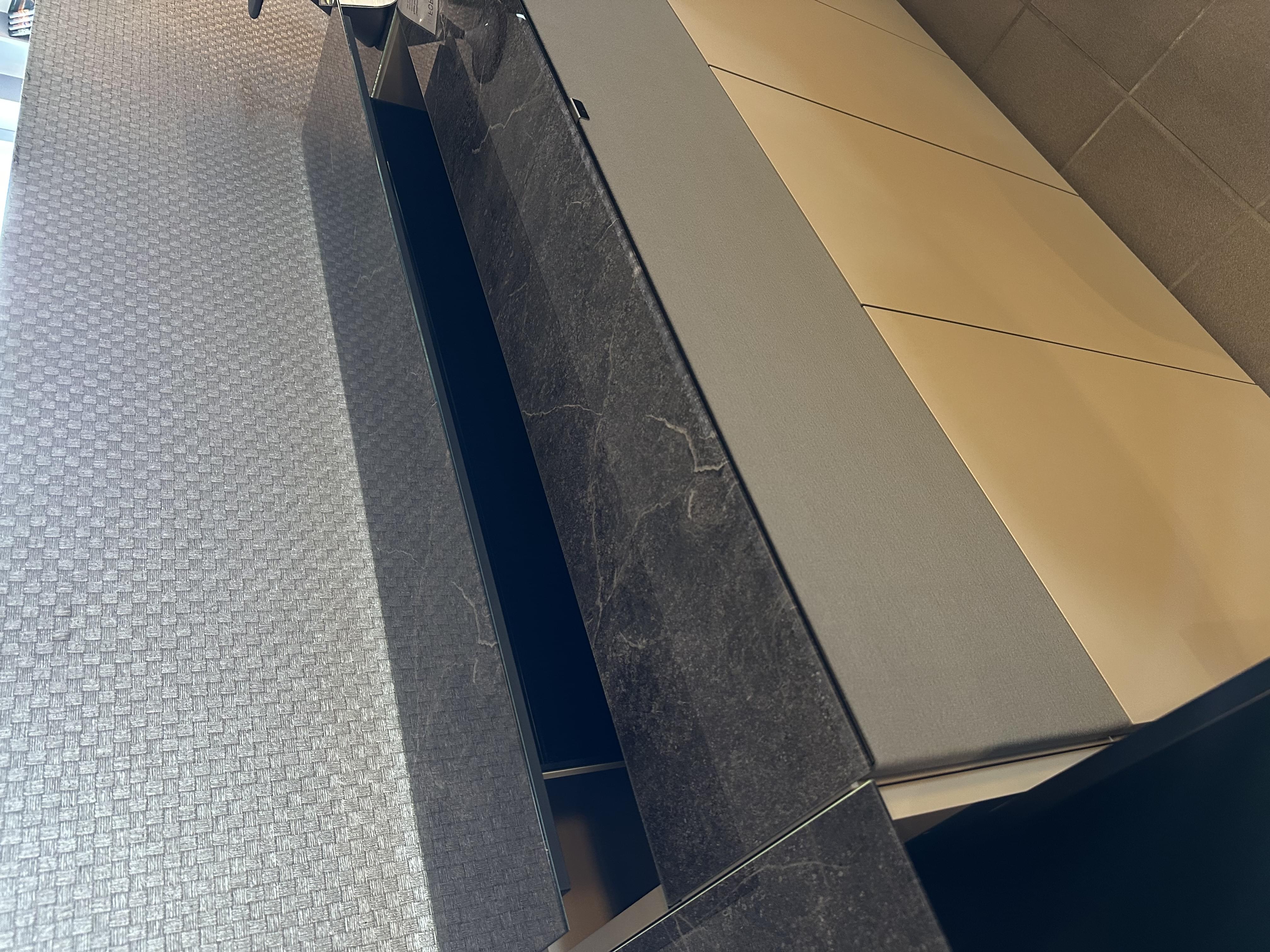 Sideboard mit motorischem TV-Lift