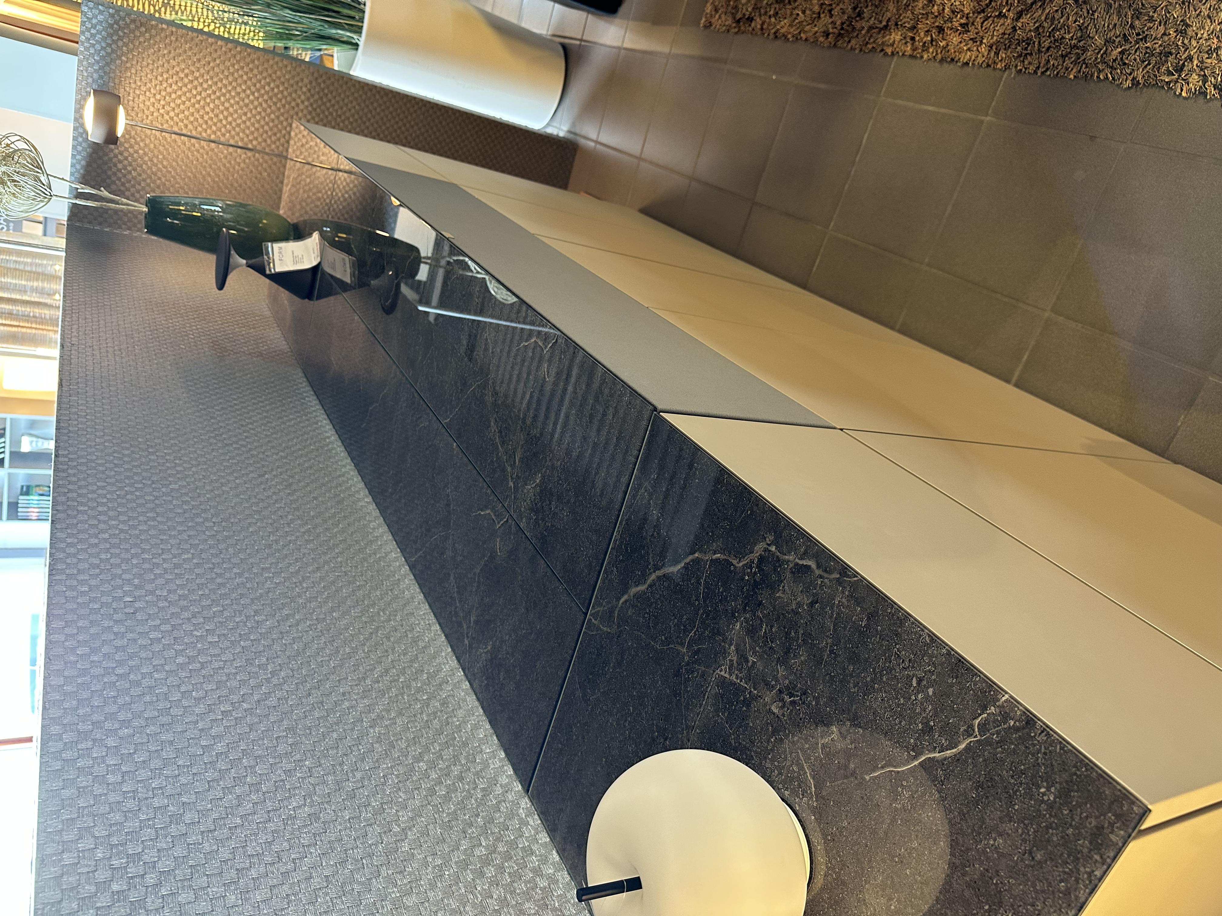 Sideboard mit motorischem TV-Lift