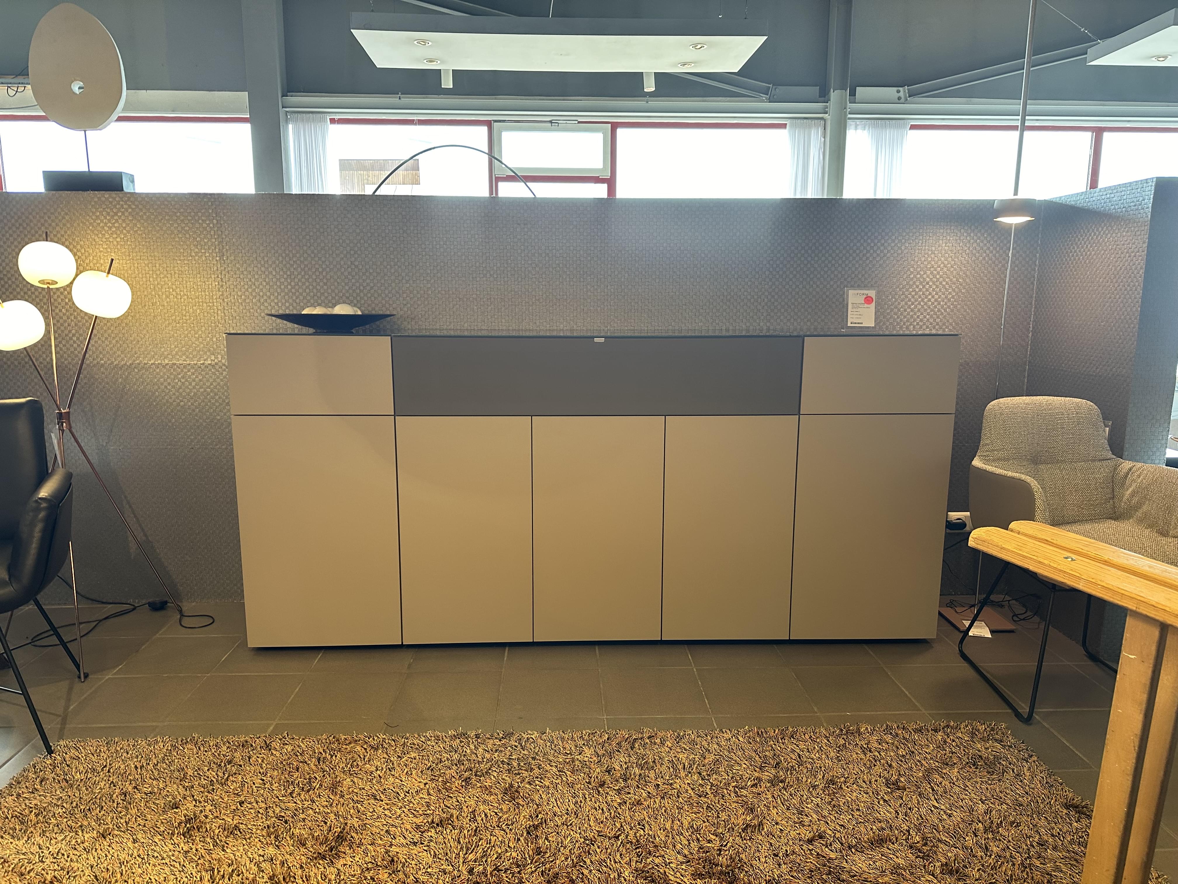Sideboard mit motorischem TV-Lift