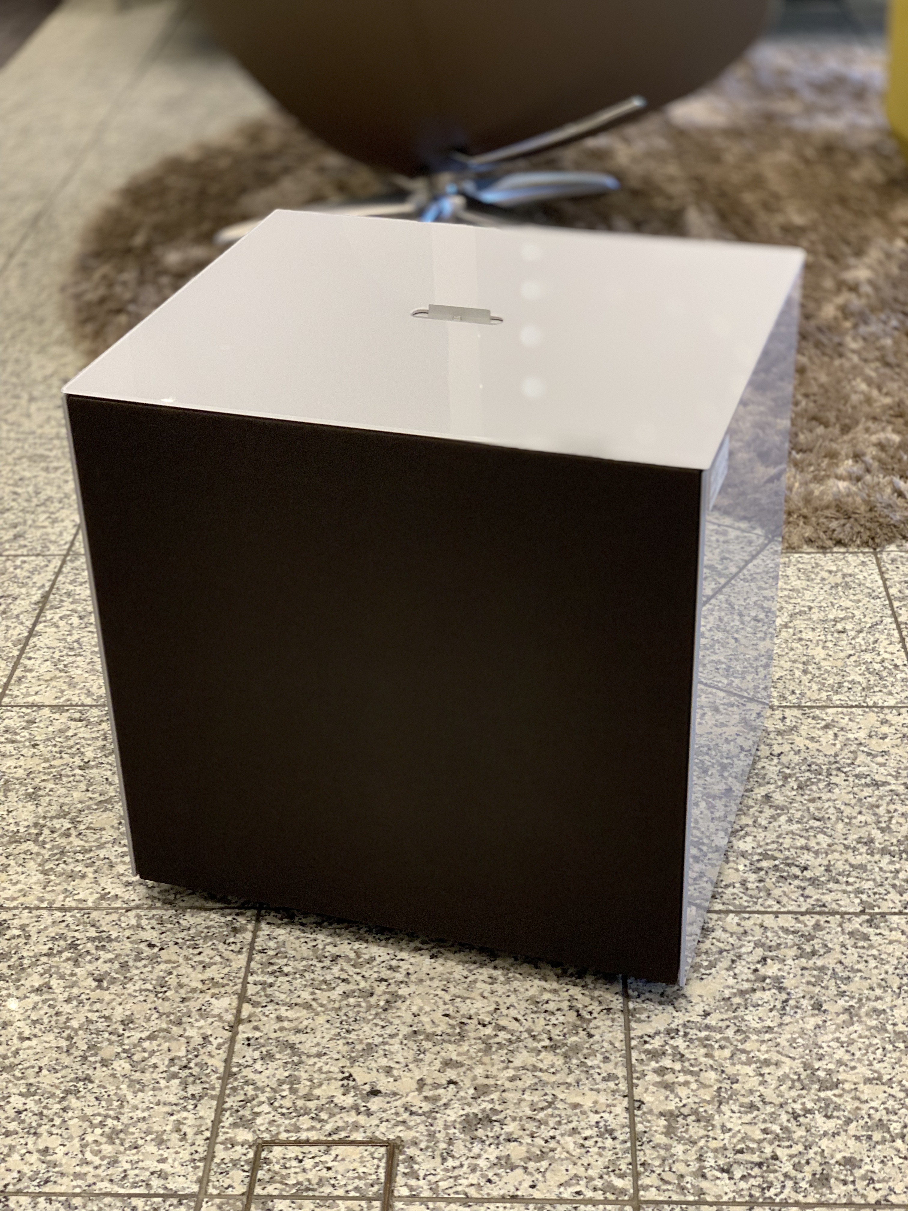 Beistelltisch - "Subwoofer verschwinde"