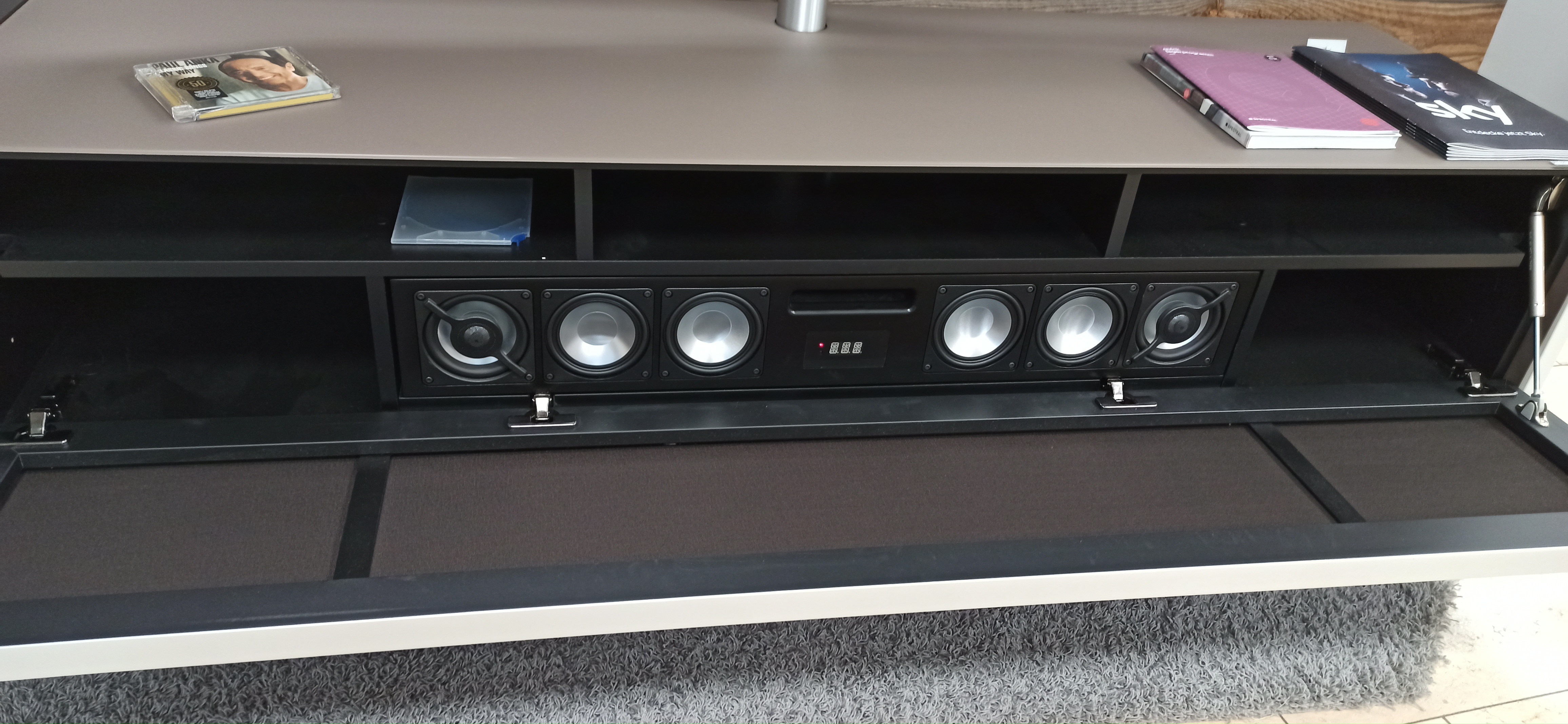 Soundmöbel mit zwei Hängeschränken