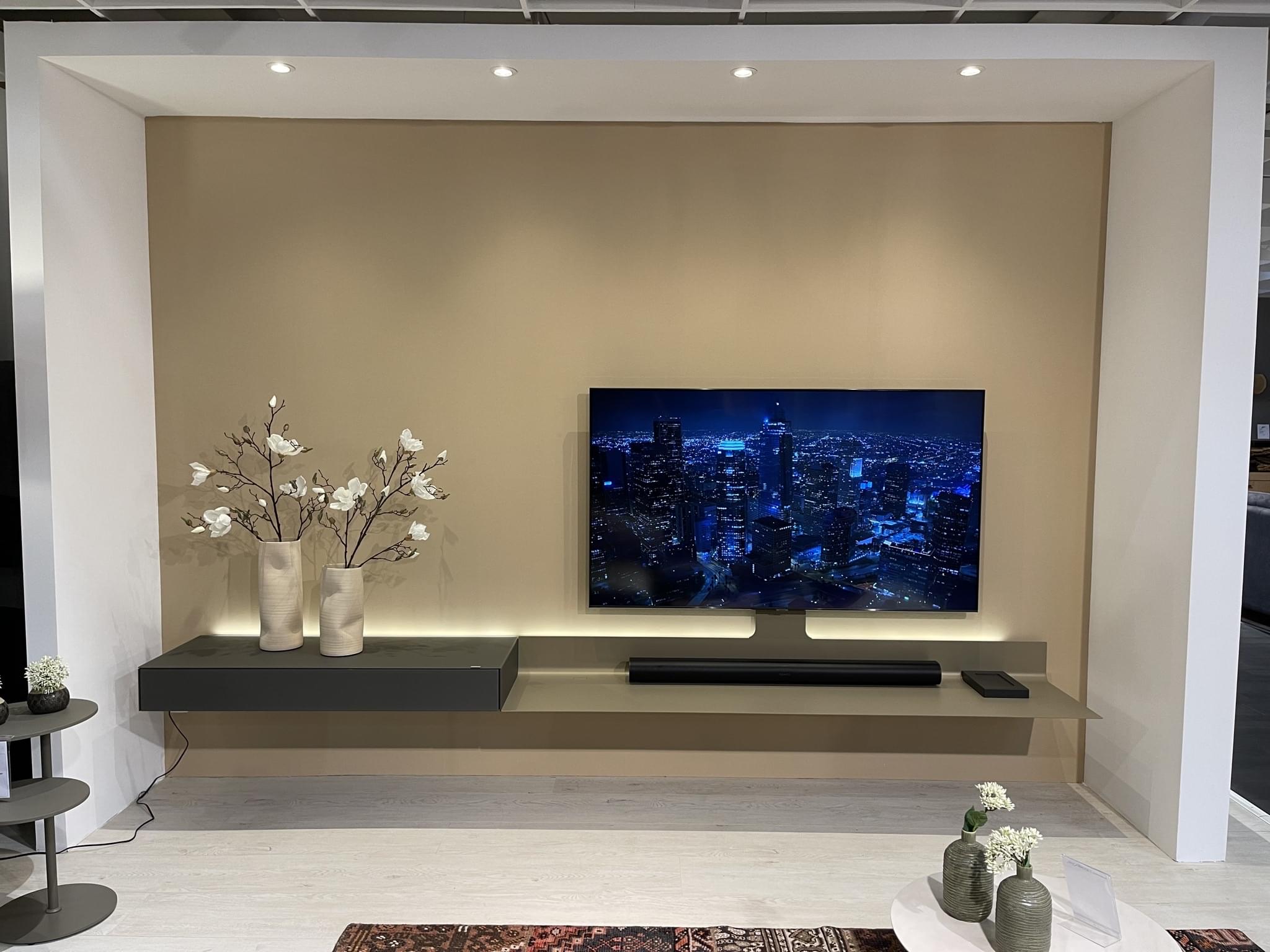 Design TV-Möbel - verbaute Technik geschenkt