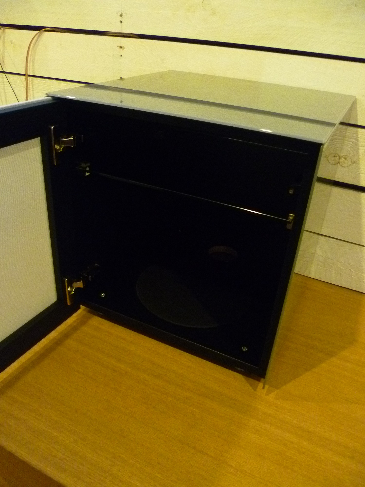 CP30 Beistelltisch für unsichtbare Subwoofer