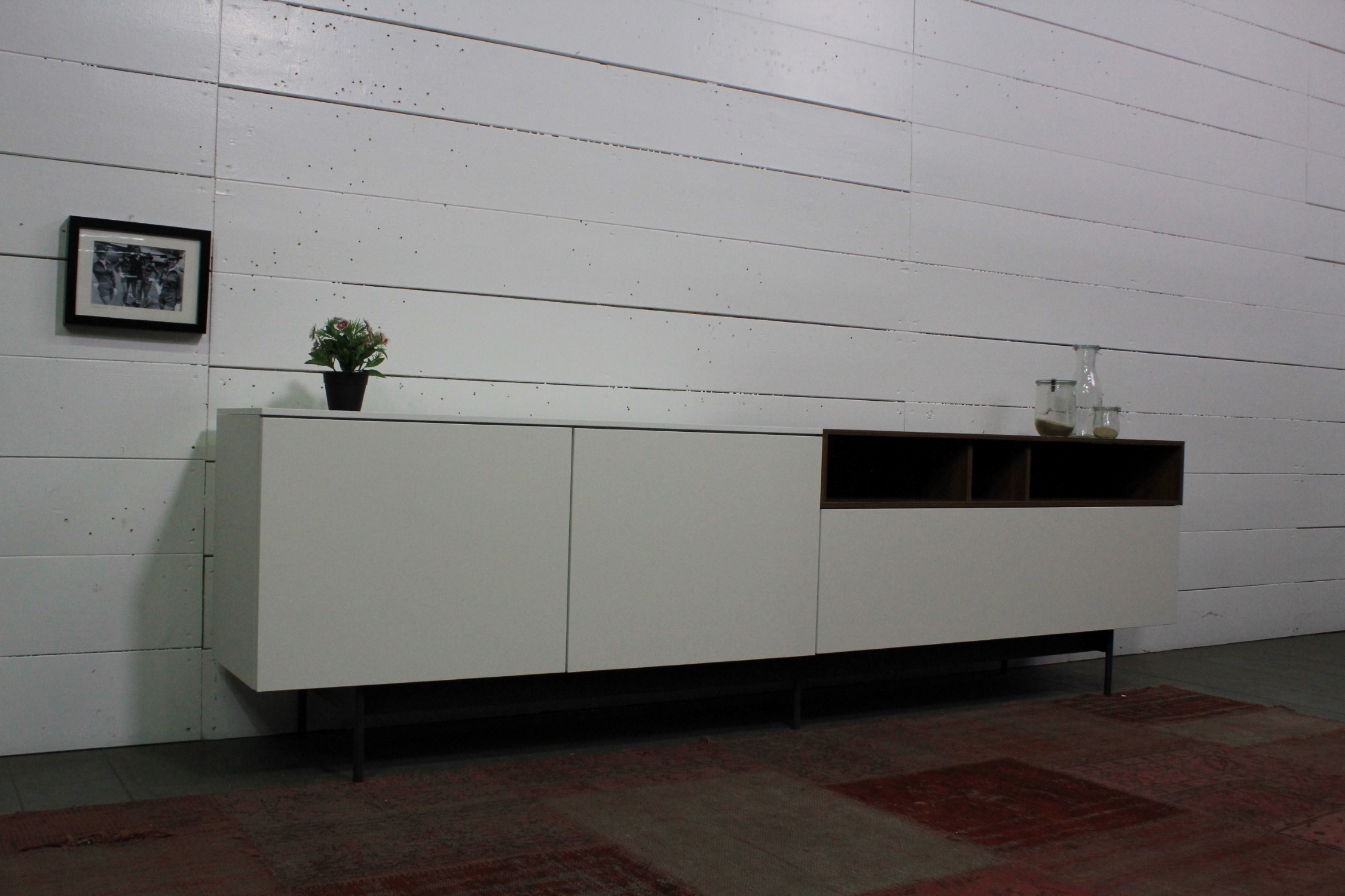 NXP08 Lowboard für Stauraum