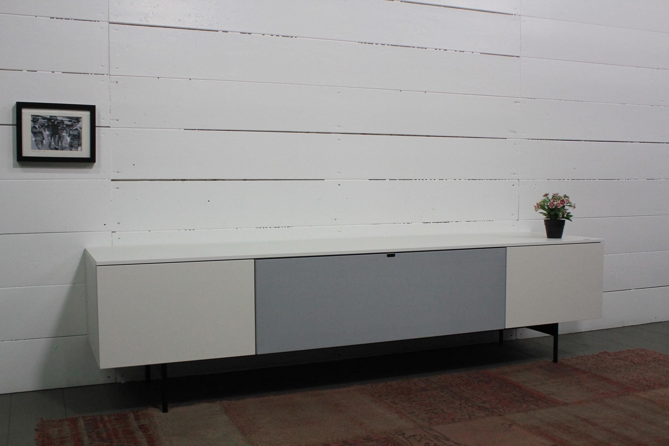 NX5508-SNG Lowboard für Soundbar Integration