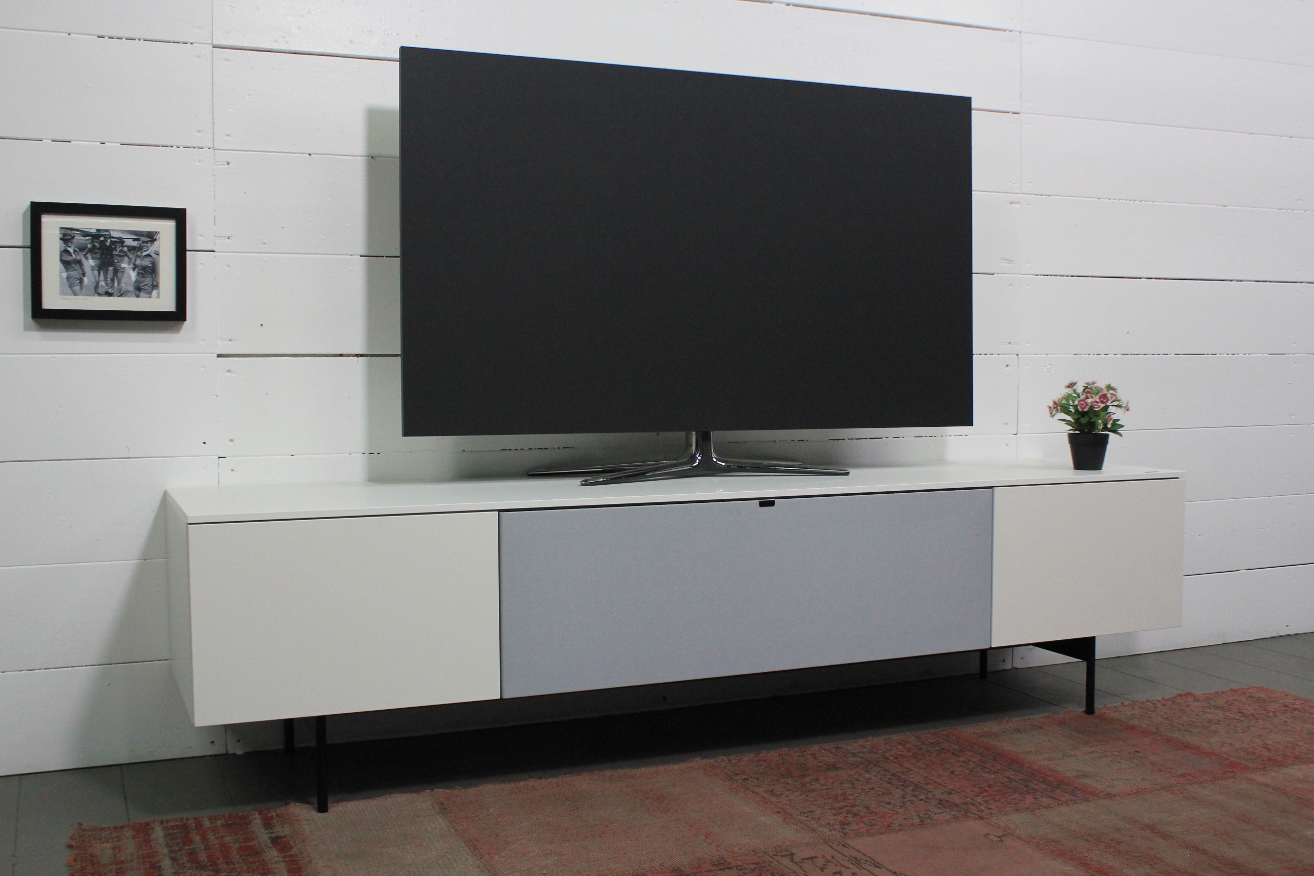 NX5508-SNG Lowboard für Soundbar Integration