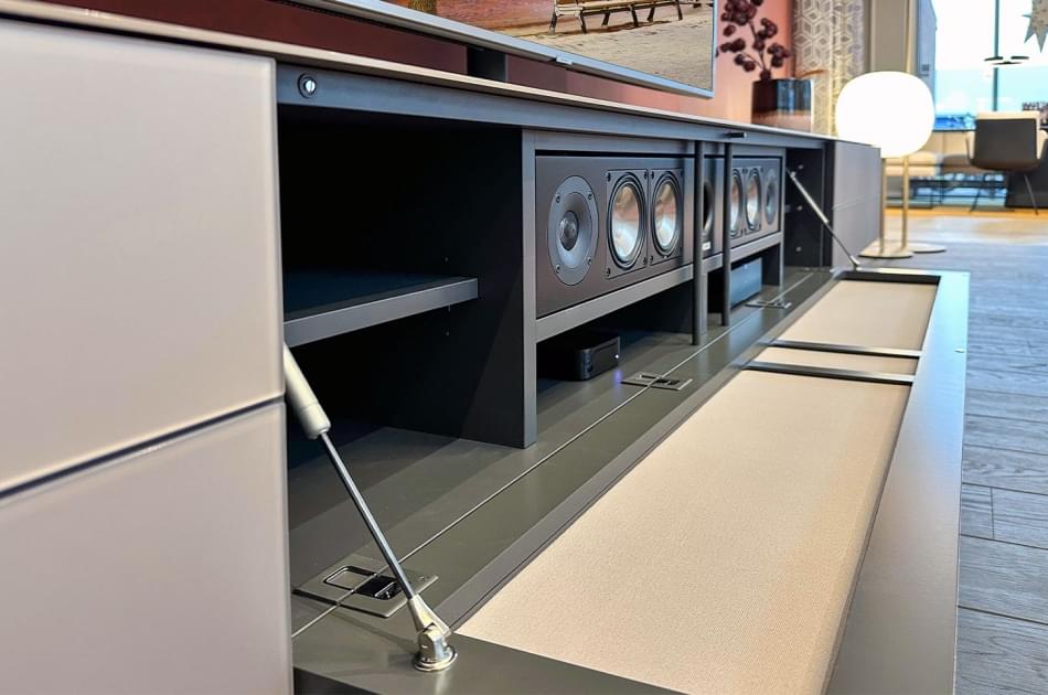 Spectral Core: maßgefertigtes Design-TV-Möbel mit Soundbar-Integration ...