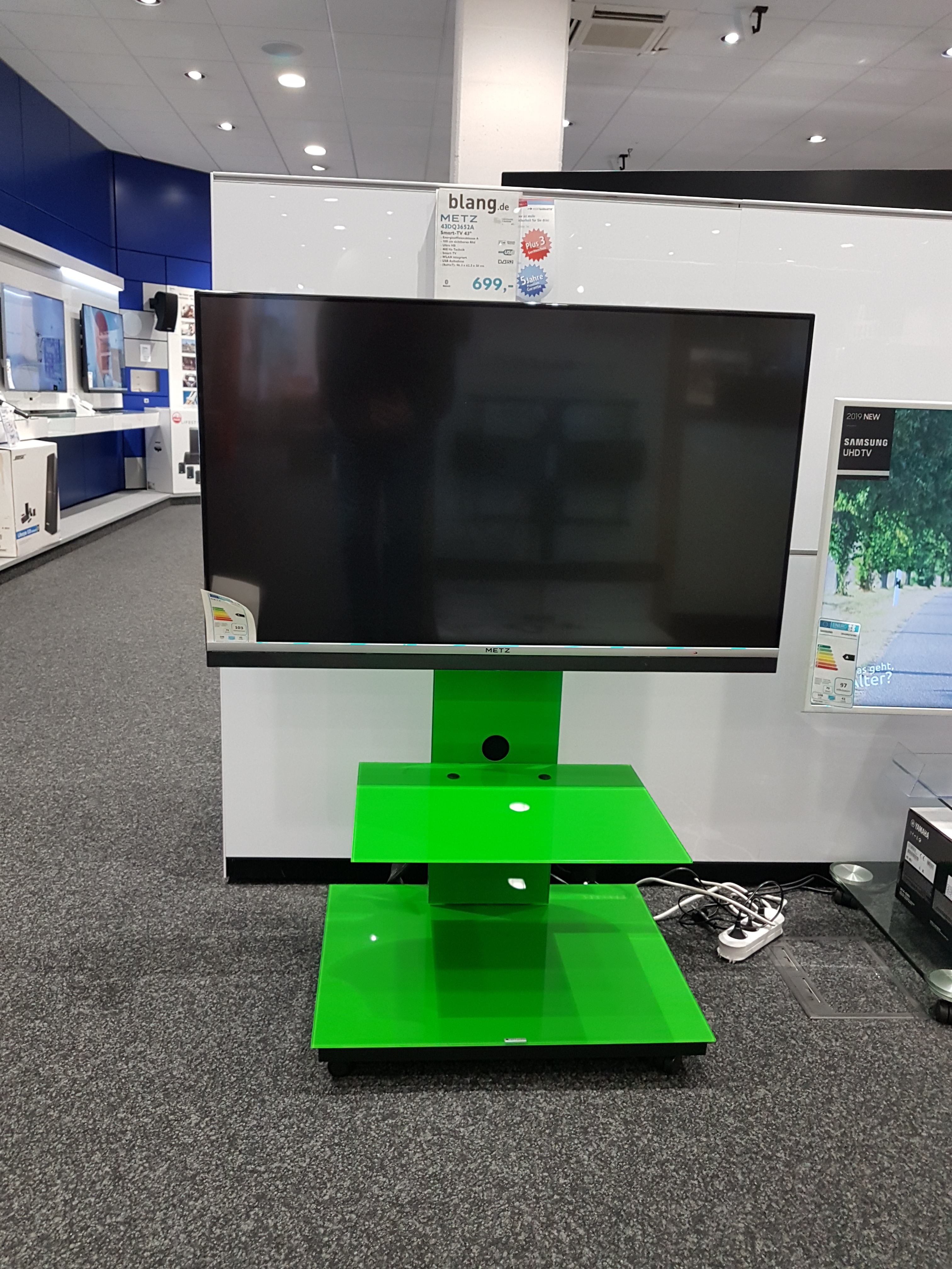 Hochwertiger TV Stand, inteligente Kabelführung & rollbar